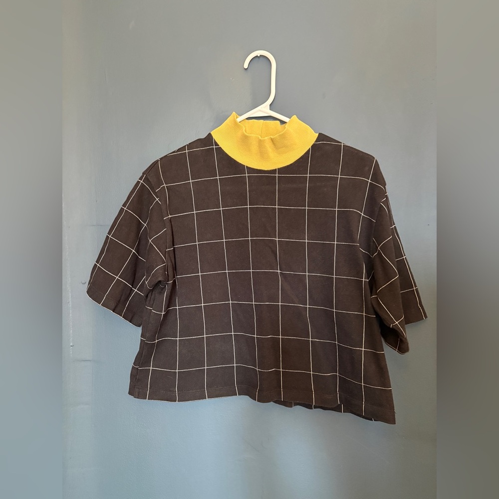 Odeyalo Checkered Women's Mock Neck w/ Contrast Collar